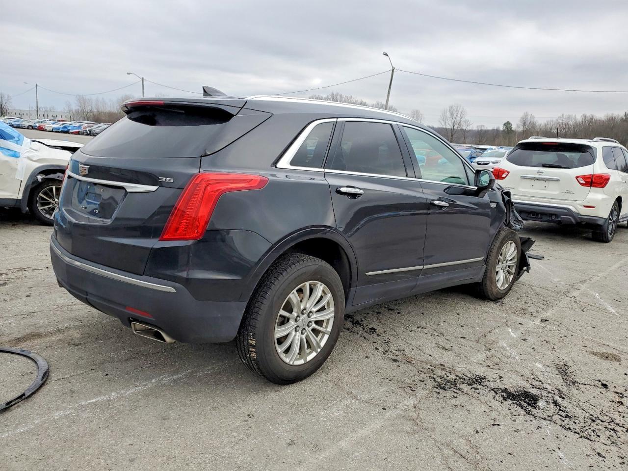 2017 CADILLAC XT5 photo 3