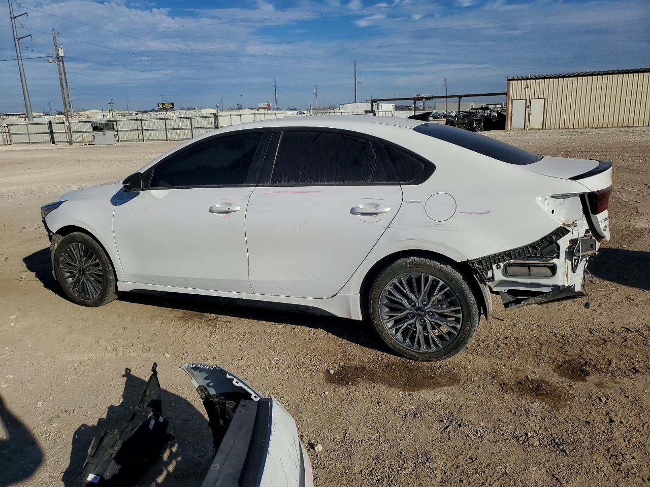 2024 KIA FORTE GT LINE photo 2