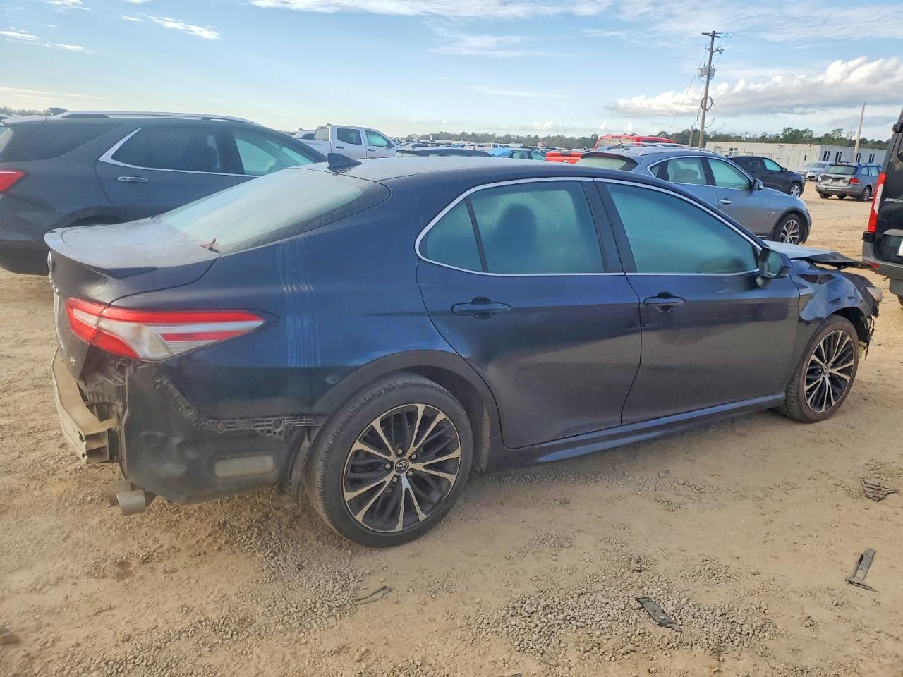 2019 TOYOTA CAMRY L photo 3
