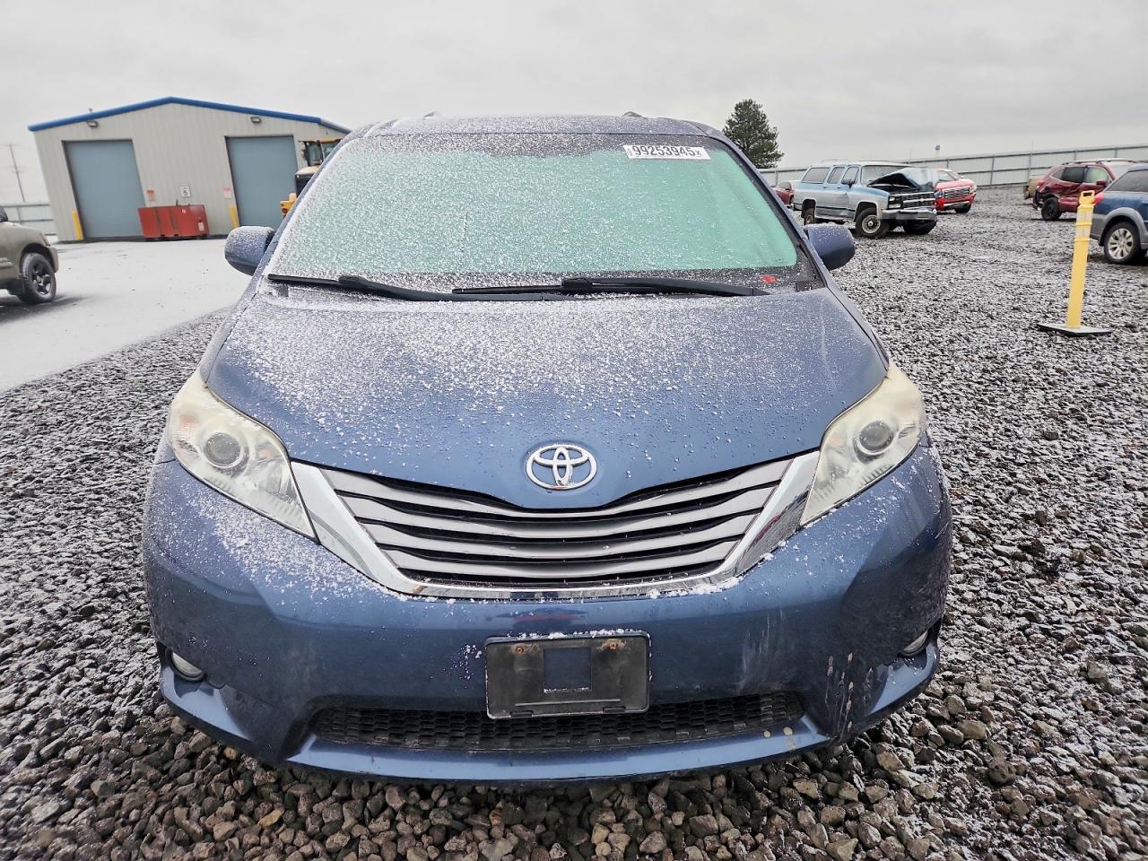 2017 TOYOTA SIENNA XLE photo 5