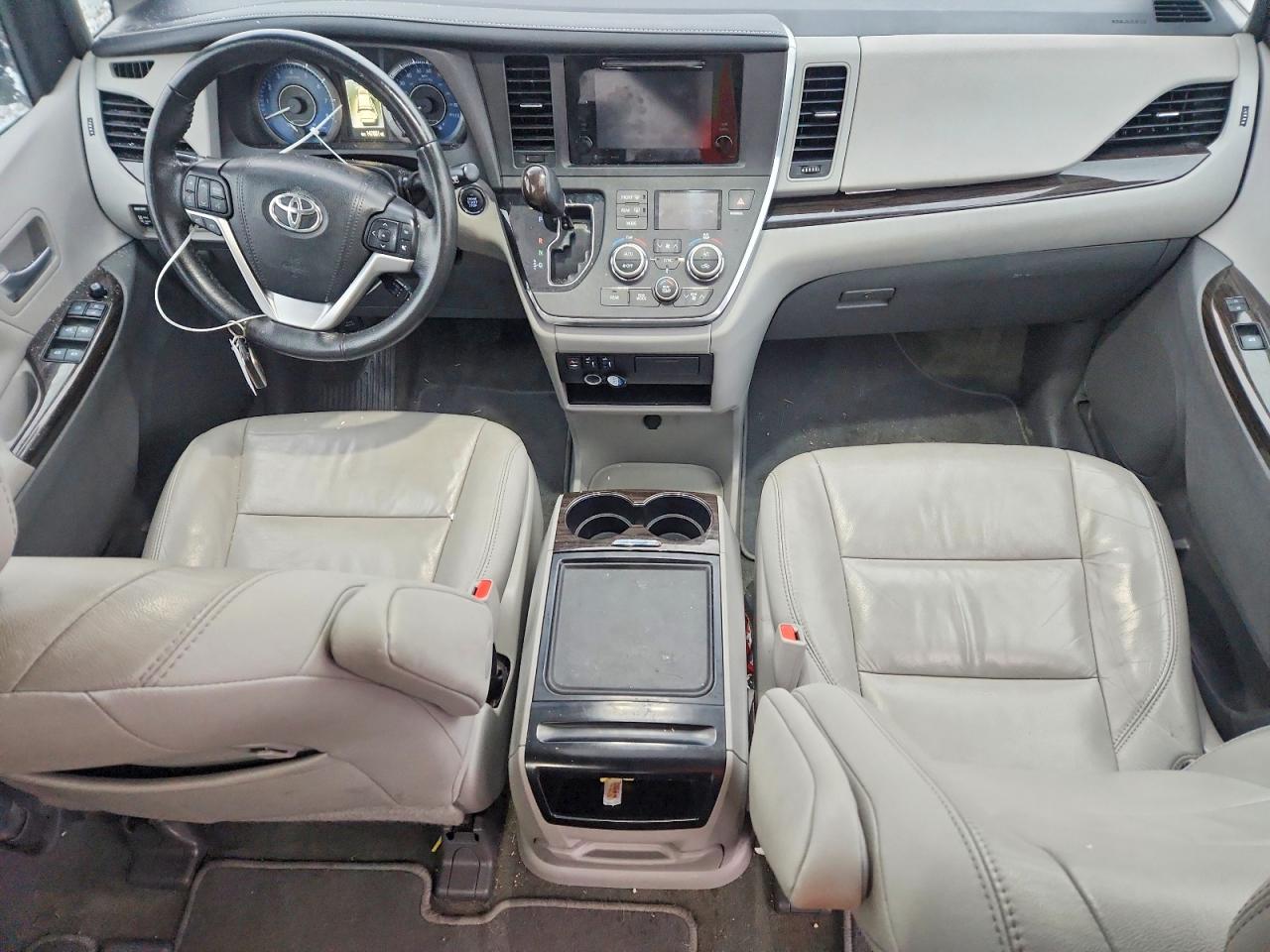2017 TOYOTA SIENNA XLE photo 8