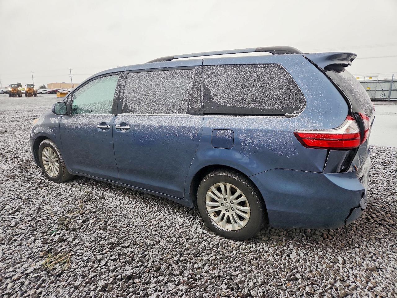 2017 TOYOTA SIENNA XLE photo 2
