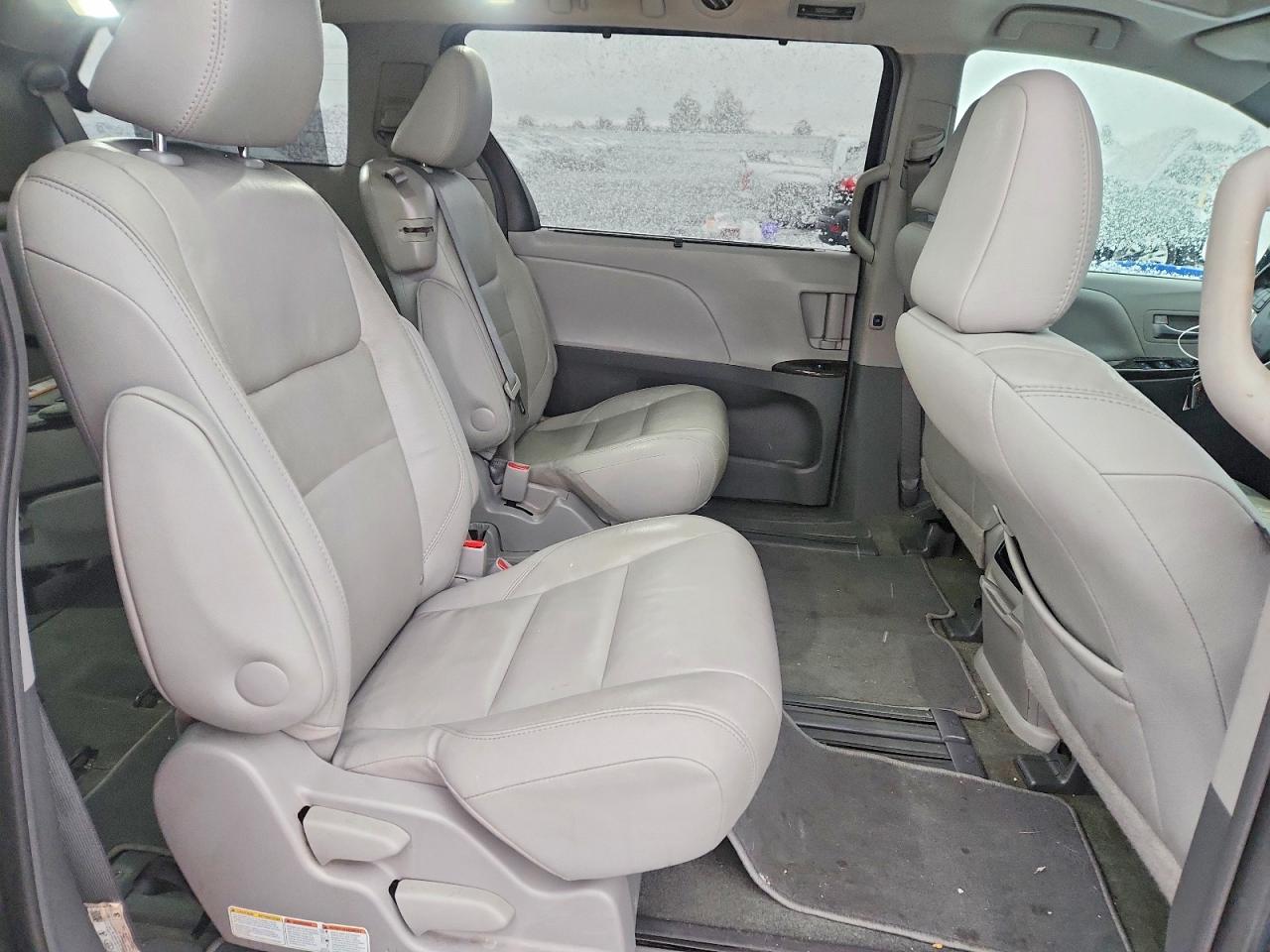 2017 TOYOTA SIENNA XLE photo 11