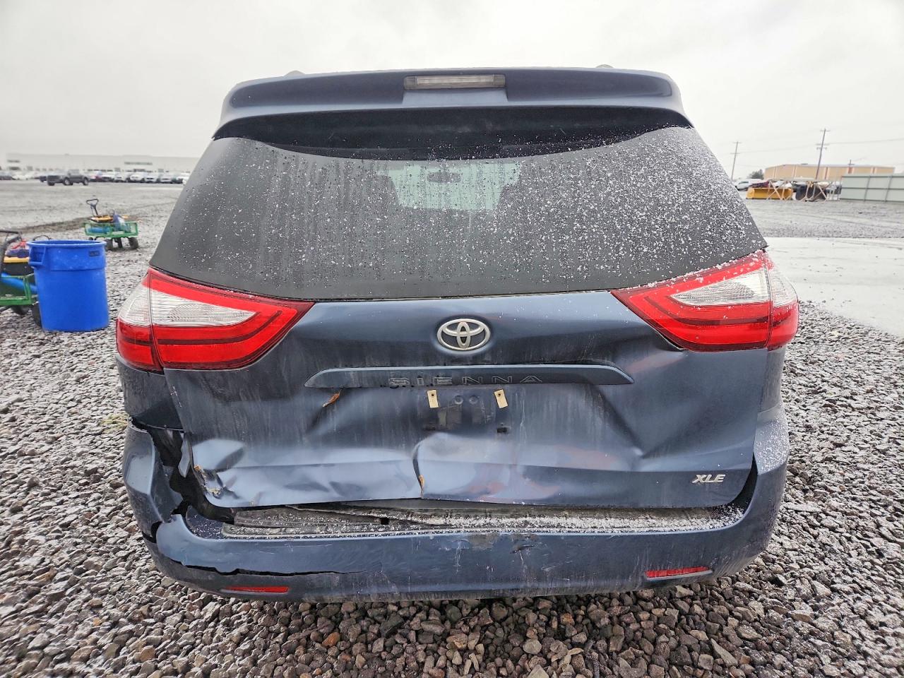 2017 TOYOTA SIENNA XLE photo 6