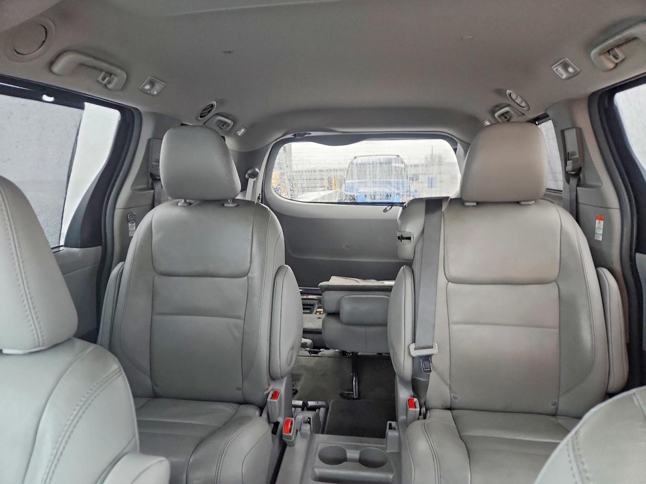 2017 TOYOTA SIENNA XLE photo 10