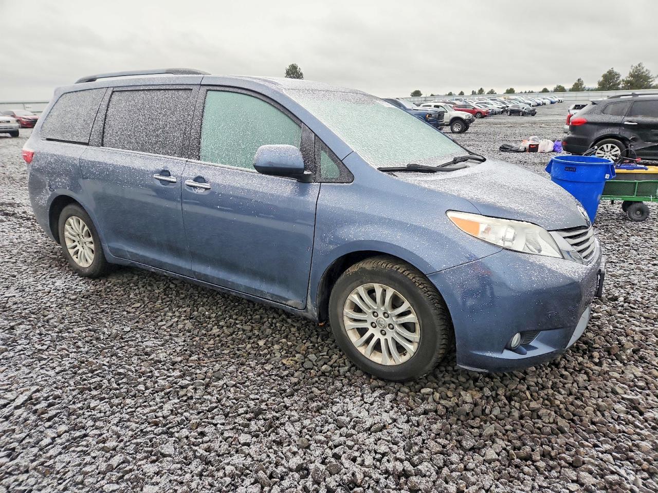 2017 TOYOTA SIENNA XLE photo 4