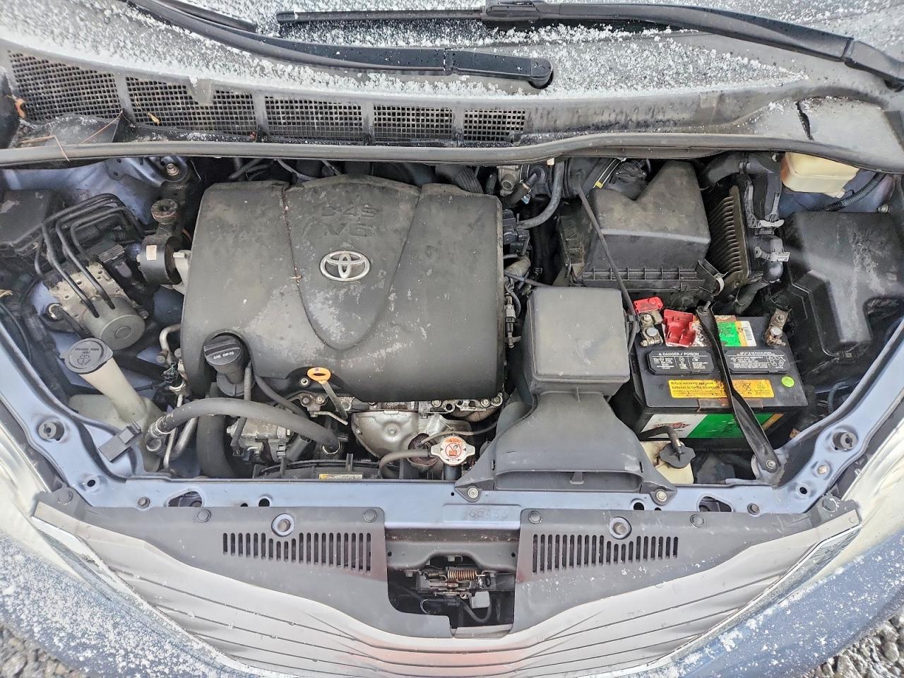 2017 TOYOTA SIENNA XLE photo 12