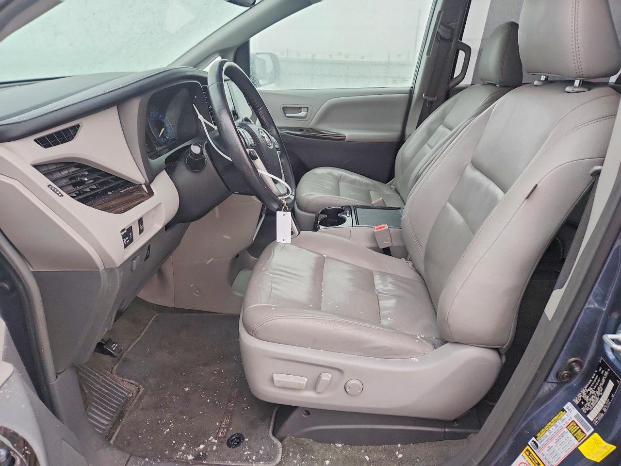 2017 TOYOTA SIENNA XLE photo 7
