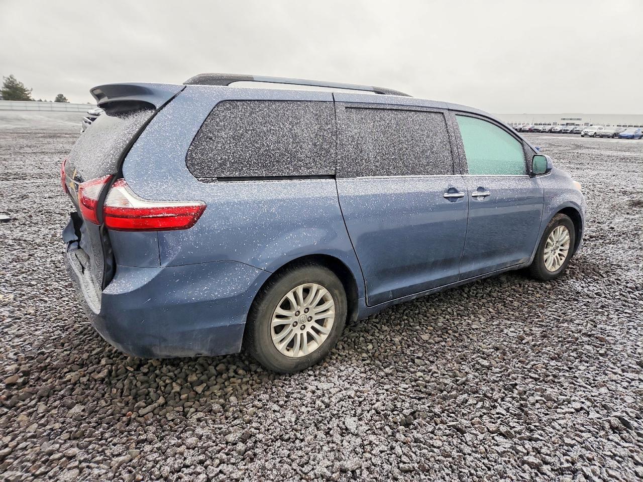 2017 TOYOTA SIENNA XLE photo 3