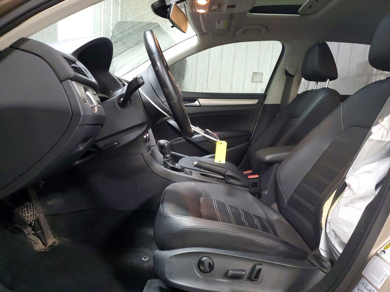 2015 VOLKSWAGEN PASSAT SE photo 7