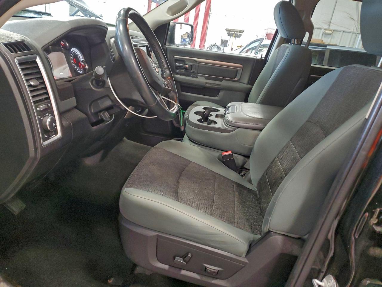 2016 RAM 1500 SLT photo 7