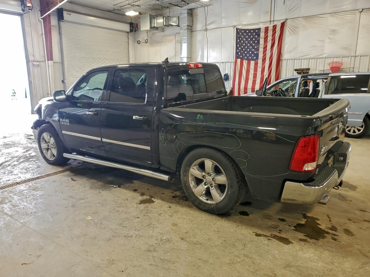 2016 RAM 1500 SLT photo 2