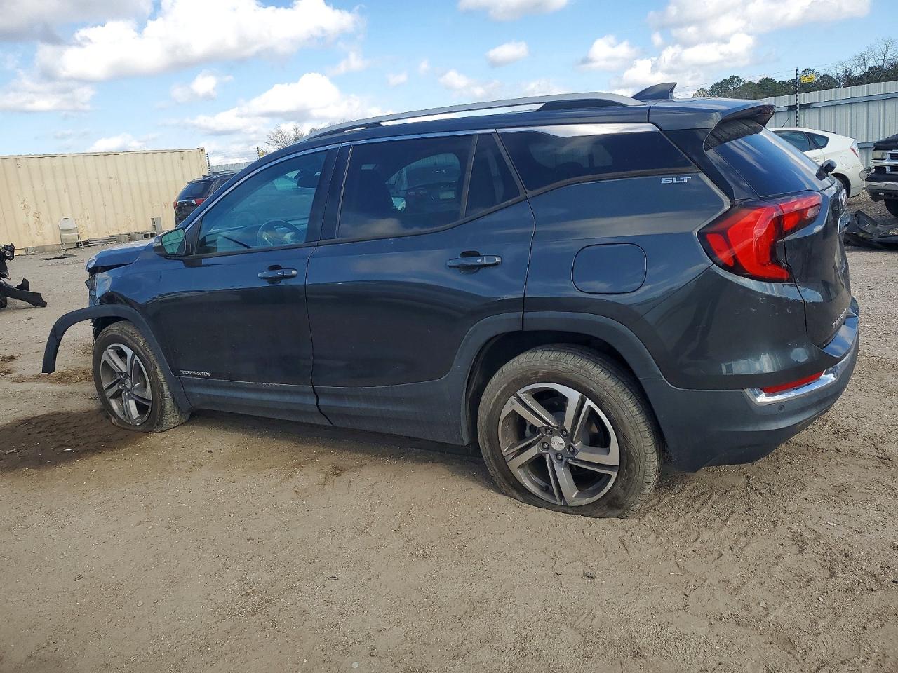 2018 GMC TERRAIN SLT photo 2