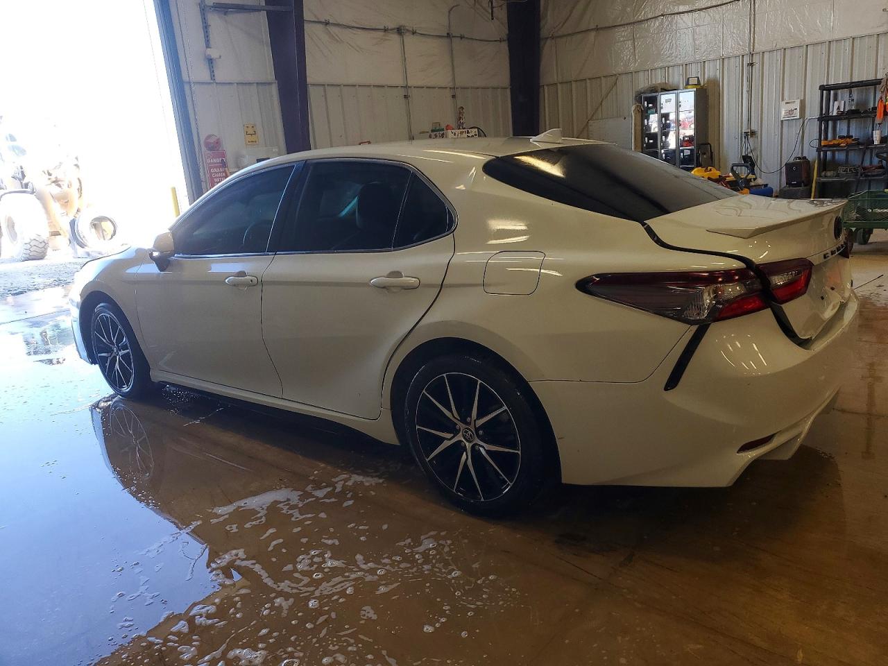 2022 TOYOTA CAMRY SE photo 2