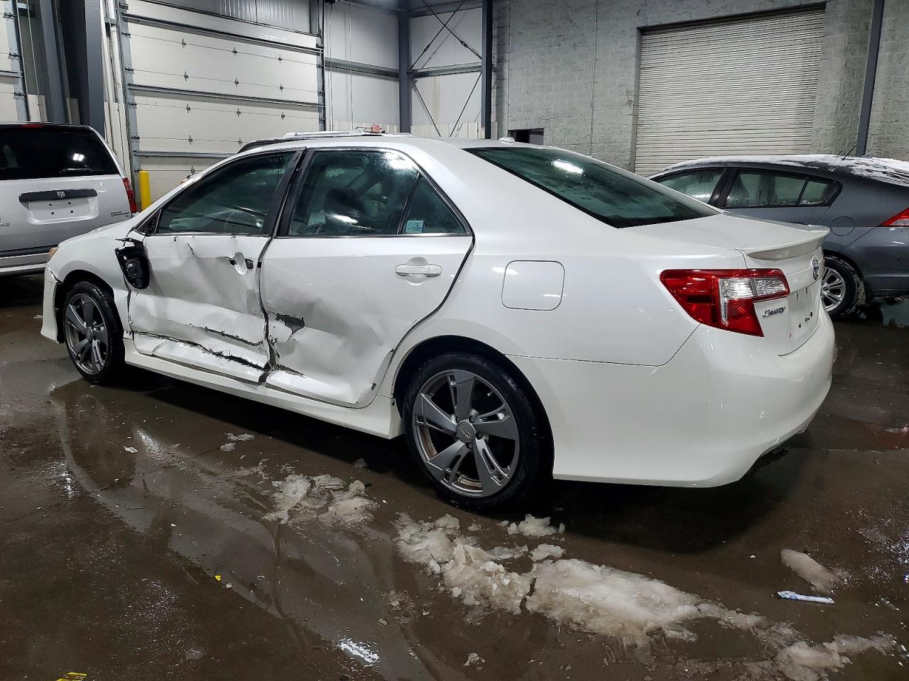 2012 TOYOTA CAMRY photo 2
