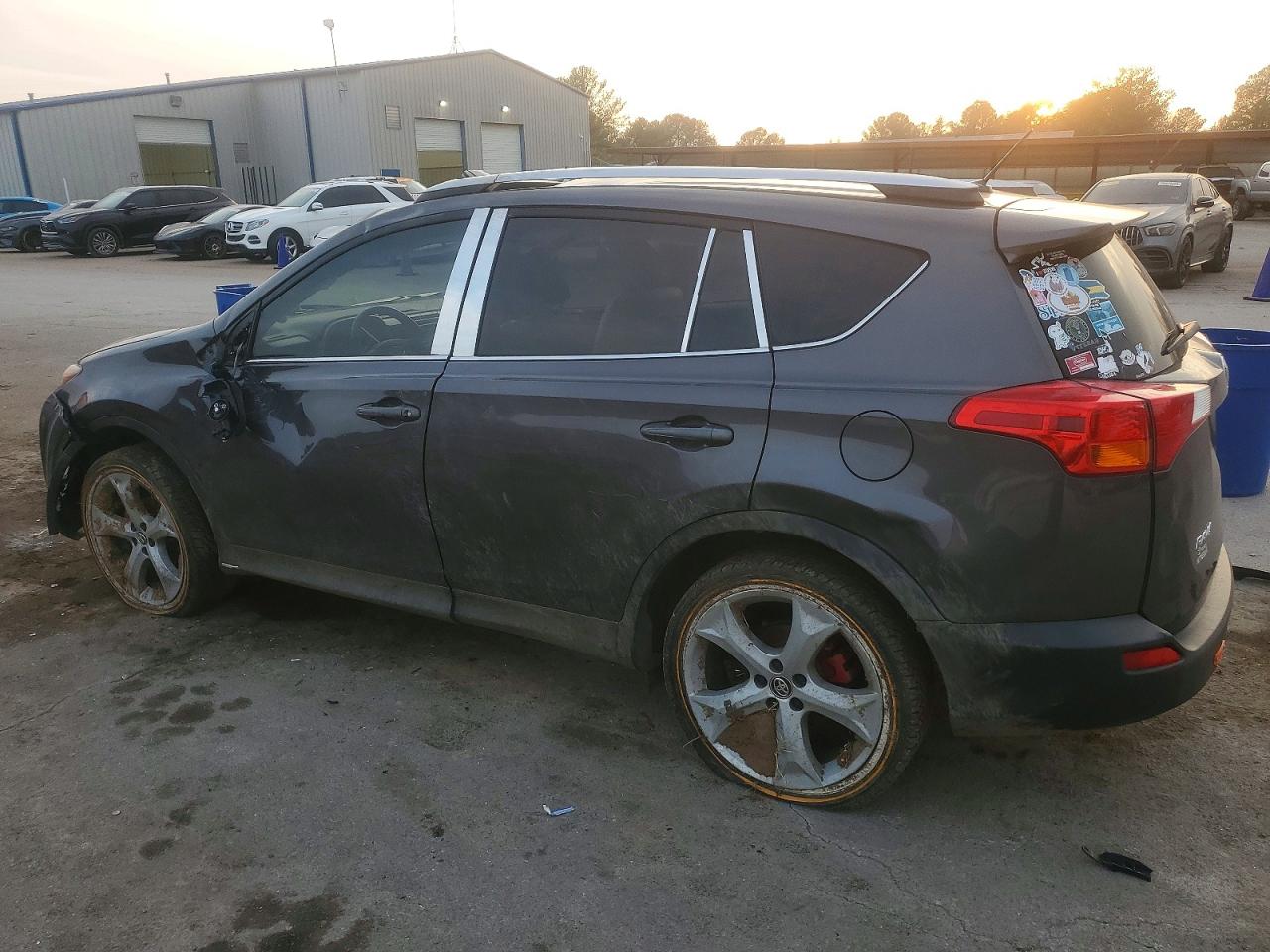 2015 TOYOTA RAV4 XLE photo 2