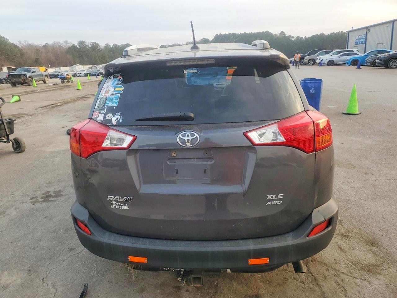 2015 TOYOTA RAV4 XLE photo 6