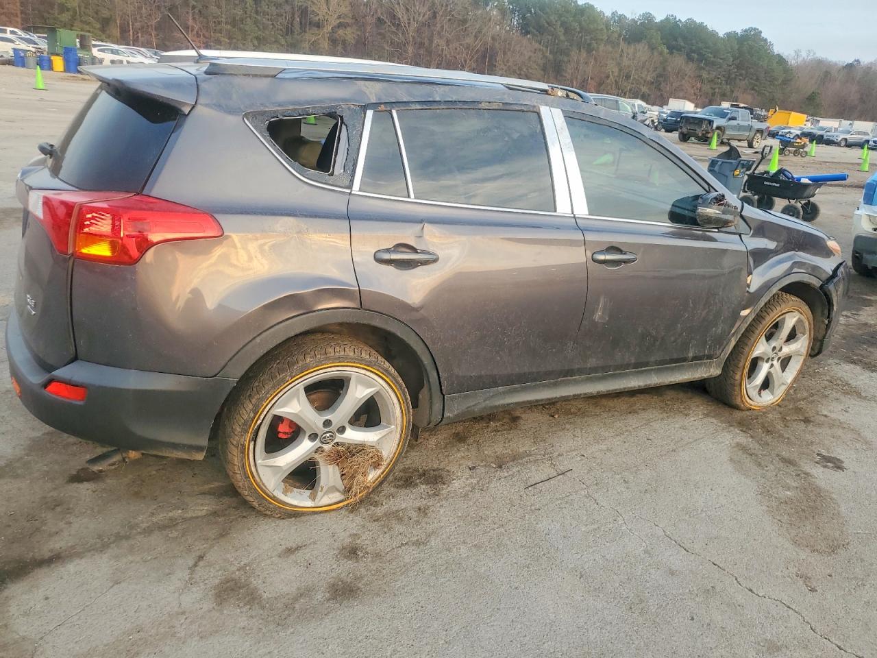 2015 TOYOTA RAV4 XLE photo 3