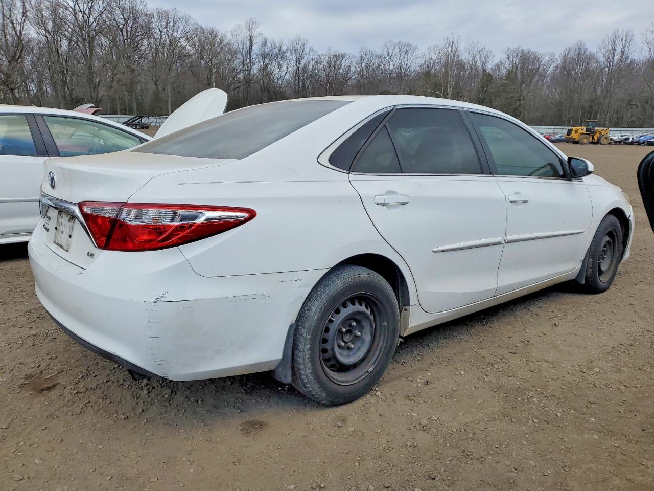 2015 TOYOTA CAMRY LE photo 3
