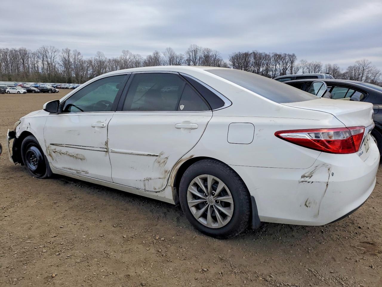 2015 TOYOTA CAMRY LE photo 2