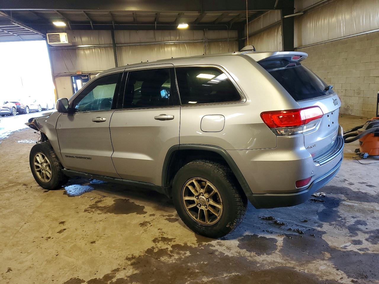 2018 JEEP GRAND CHEROKEE LAREDO photo 2