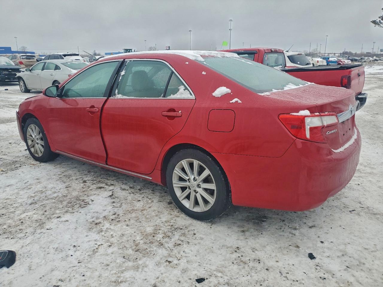 2014 TOYOTA CAMRY SE photo 2