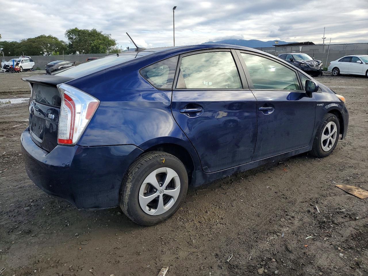 2013 TOYOTA PRIUS photo 3
