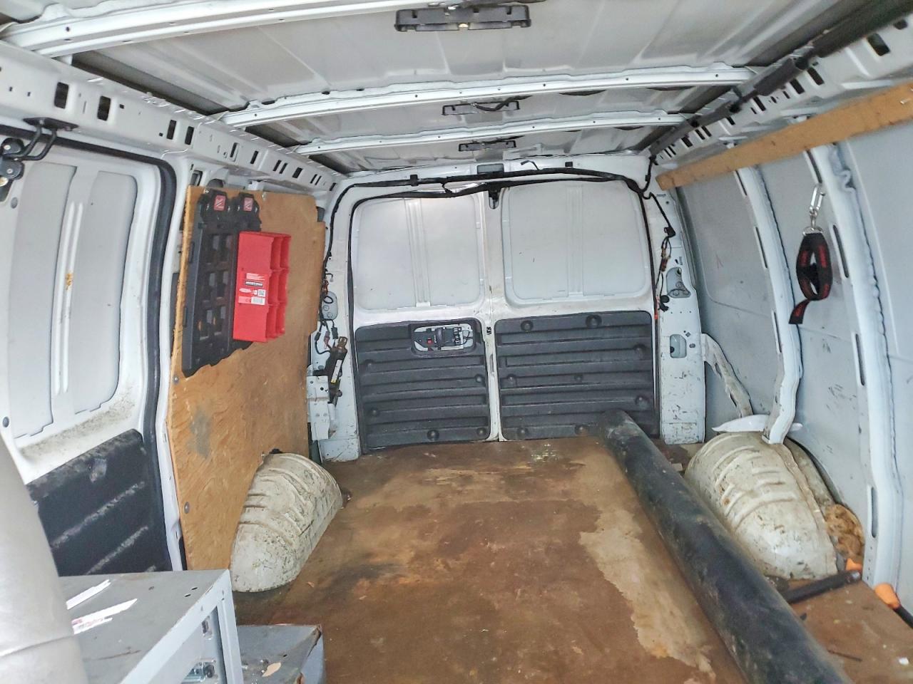 2017 GMC SAVANA G2500 photo 10