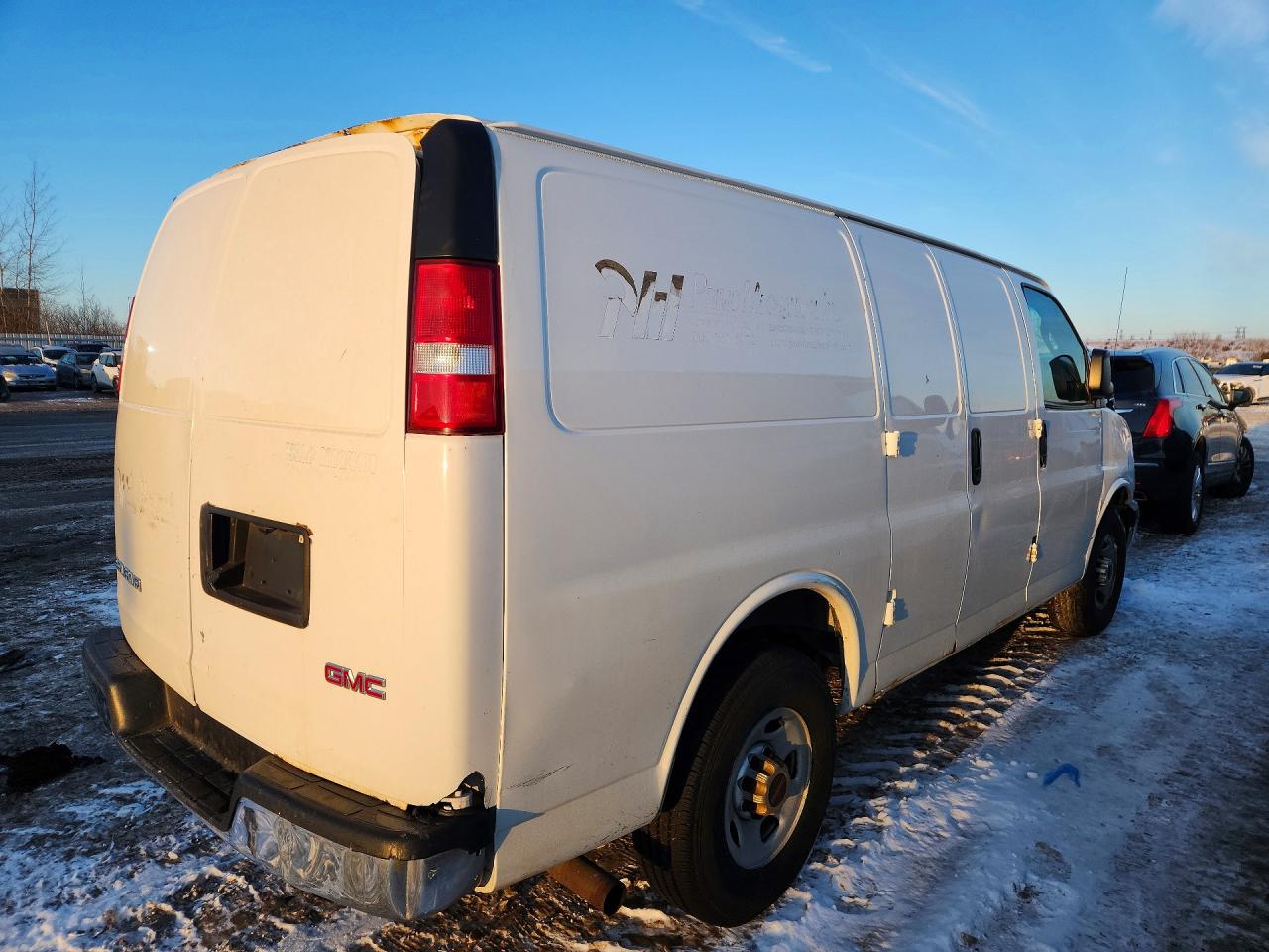 2017 GMC SAVANA G2500 photo 3
