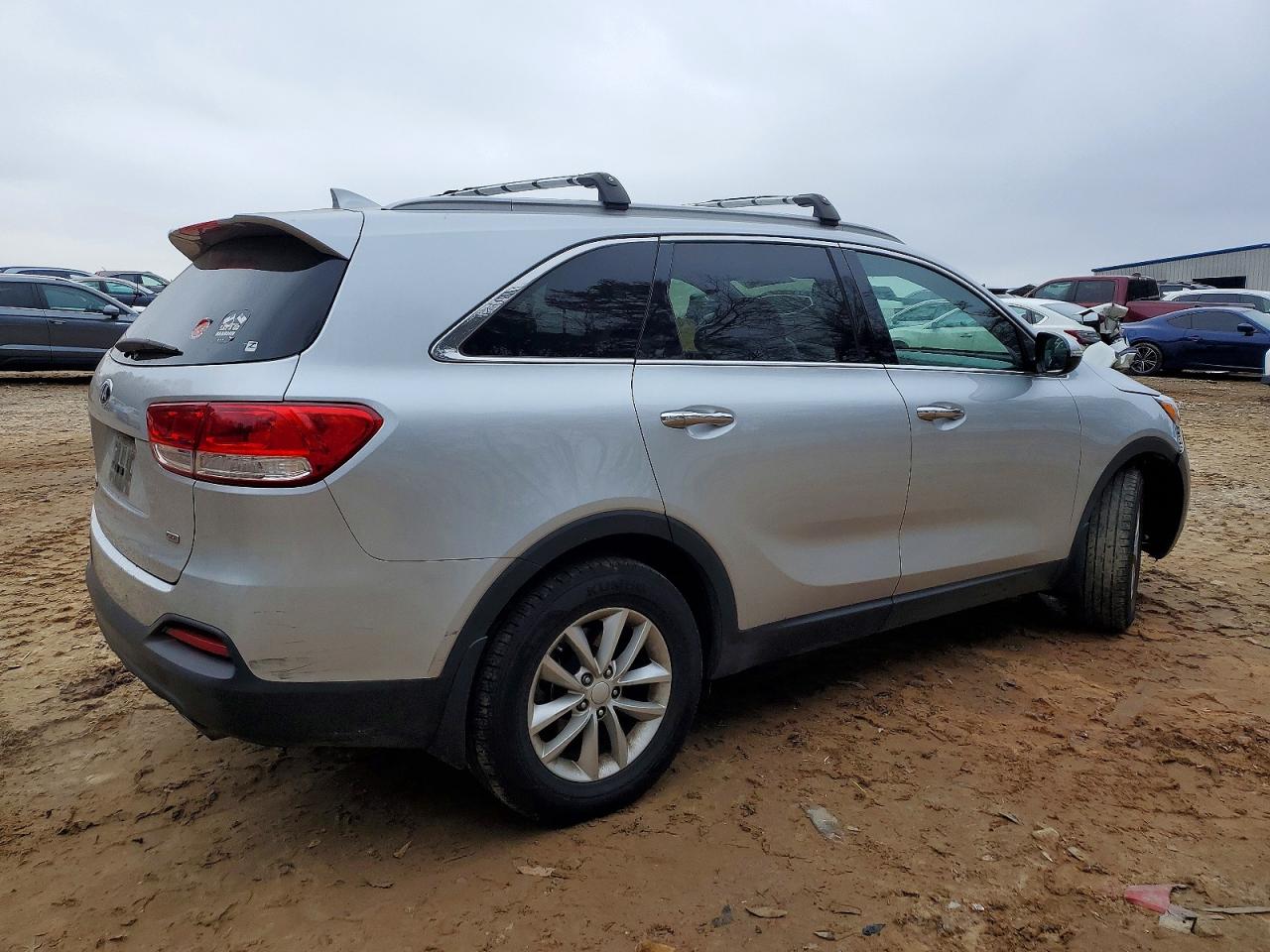 2016 KIA SORENTO LX photo 3