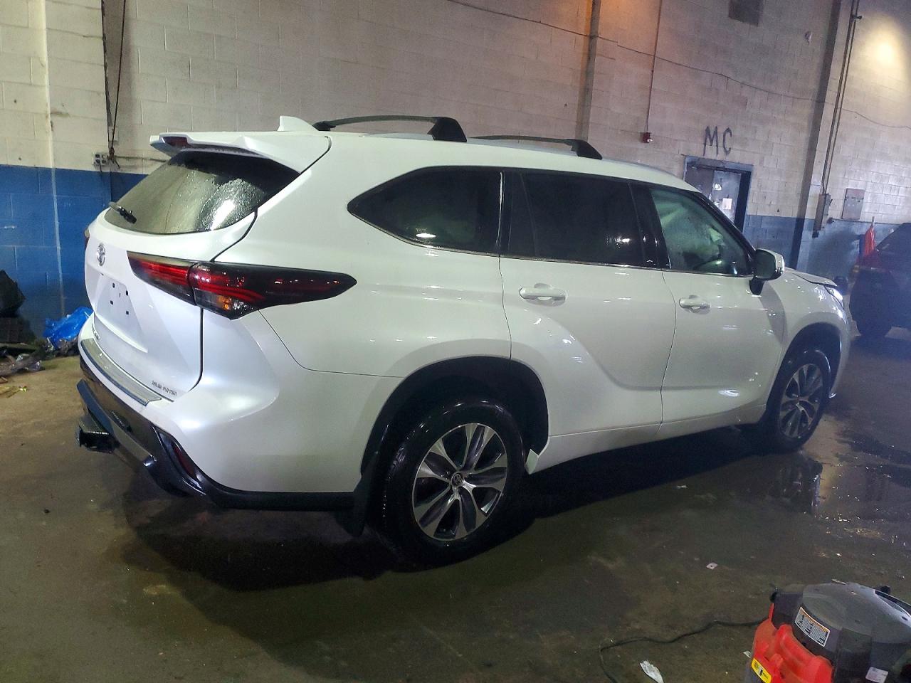 2024 TOYOTA HIGHLANDER LE photo 3