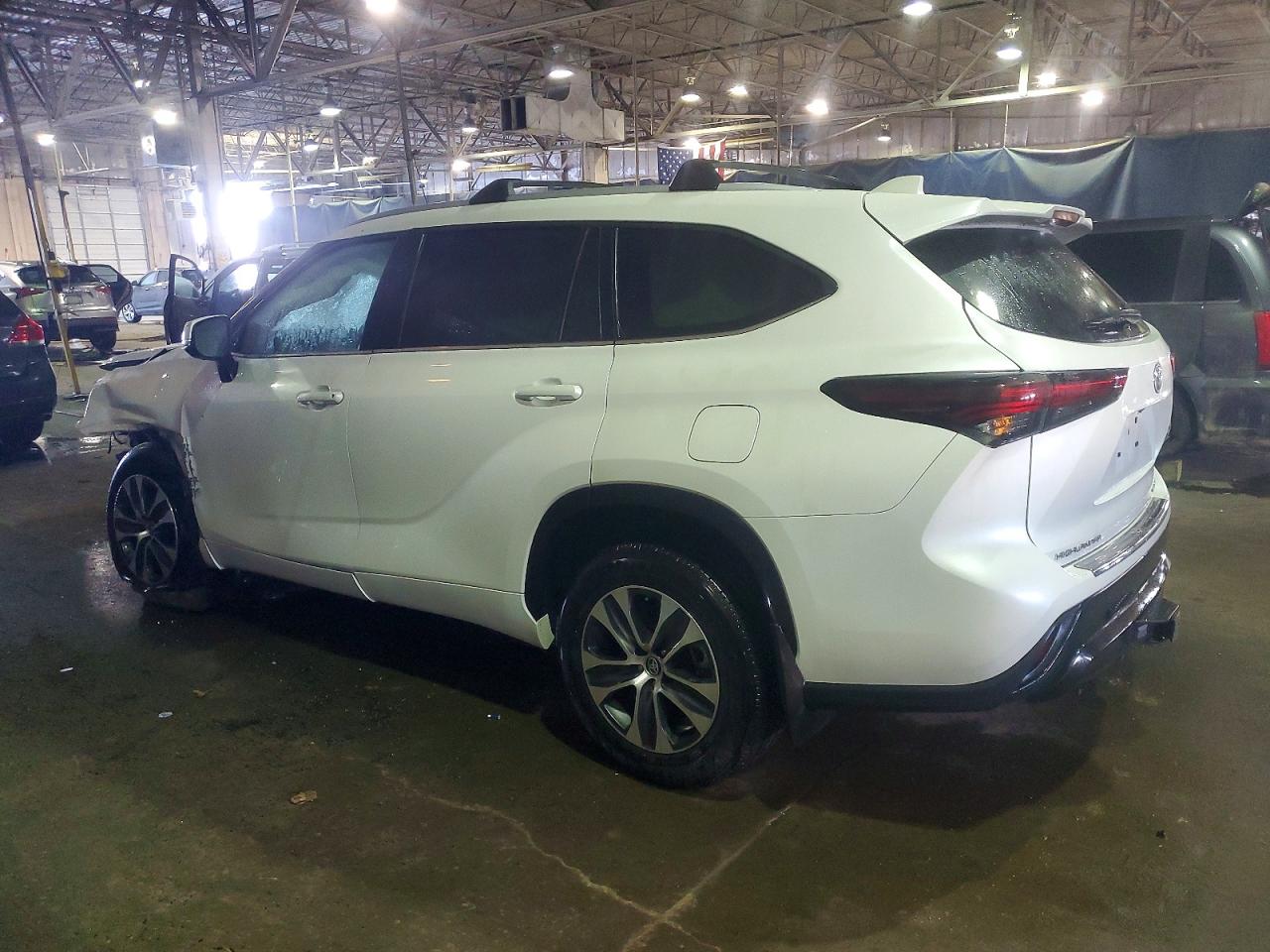 2024 TOYOTA HIGHLANDER LE photo 2