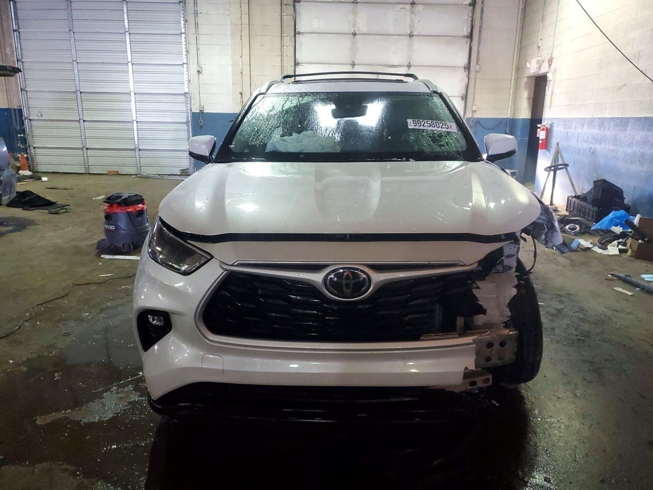 2024 TOYOTA HIGHLANDER LE photo 5