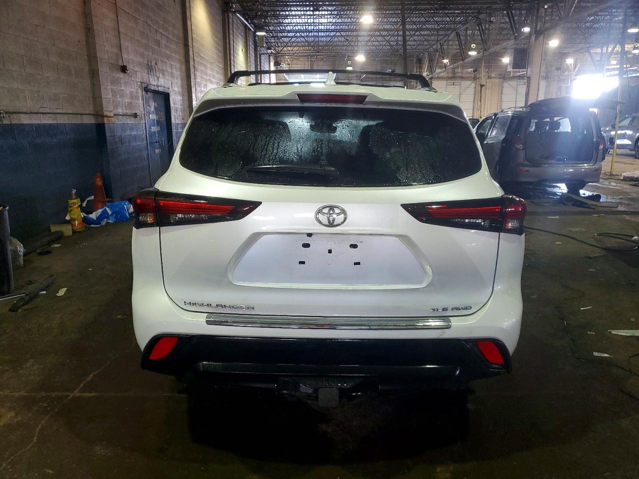 2024 TOYOTA HIGHLANDER LE photo 6