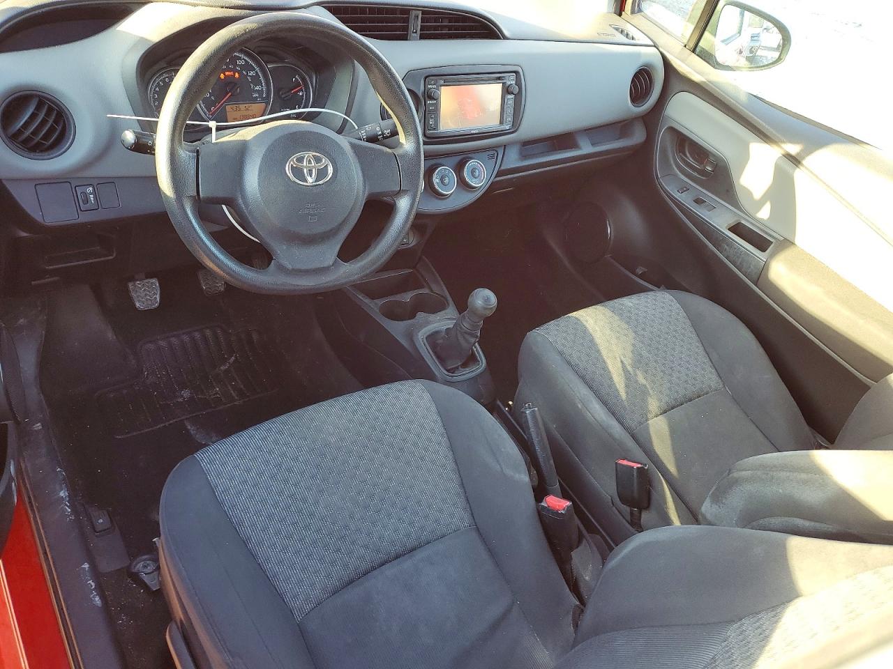 2015 TOYOTA YARIS photo 8