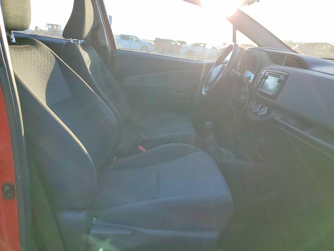 2015 TOYOTA YARIS photo 10