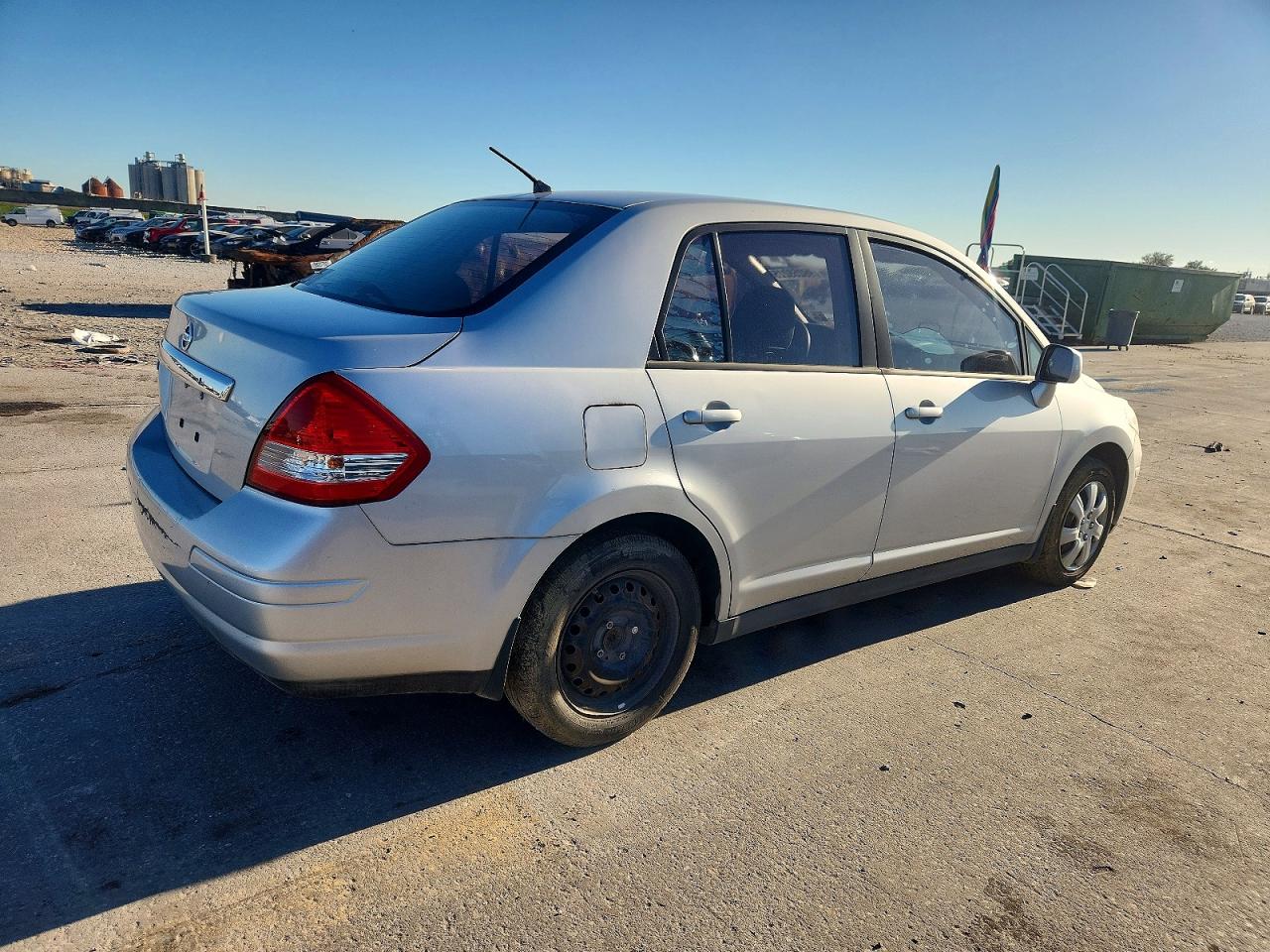 2011 NISSAN VERSA S photo 3