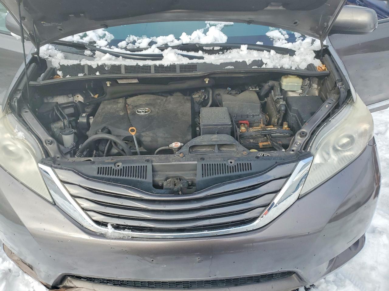 2017 TOYOTA SIENNA LE photo 12