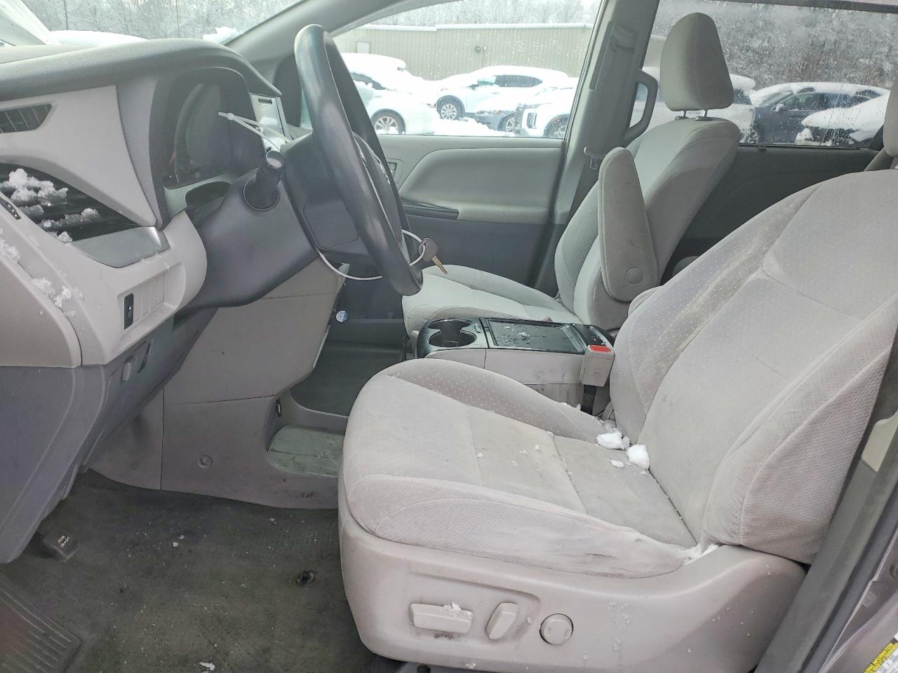 2017 TOYOTA SIENNA LE photo 7