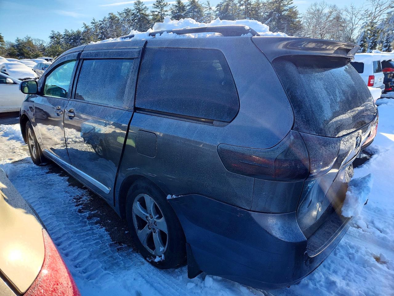 2017 TOYOTA SIENNA LE photo 2