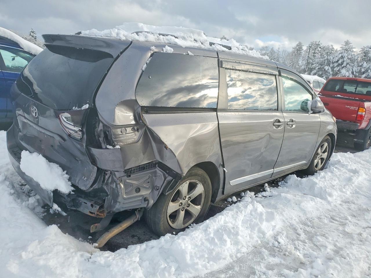 2017 TOYOTA SIENNA LE photo 3