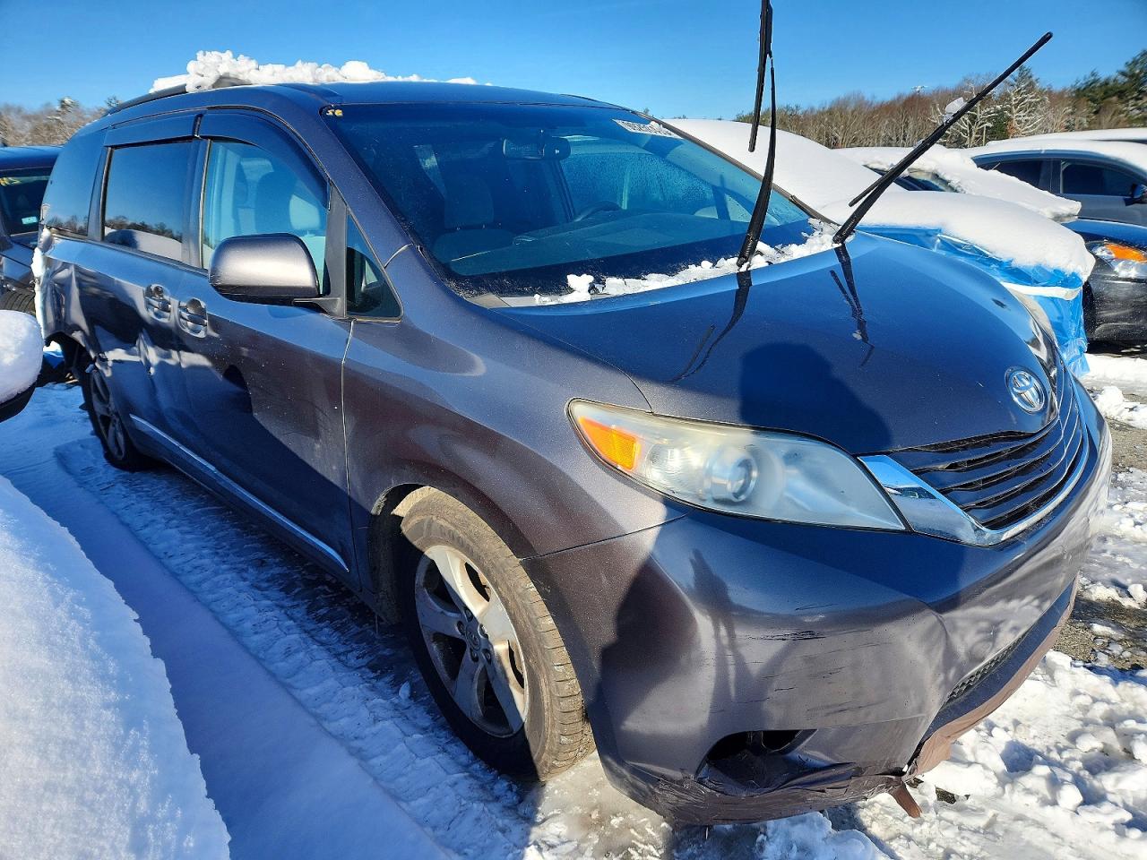 2017 TOYOTA SIENNA LE photo 4