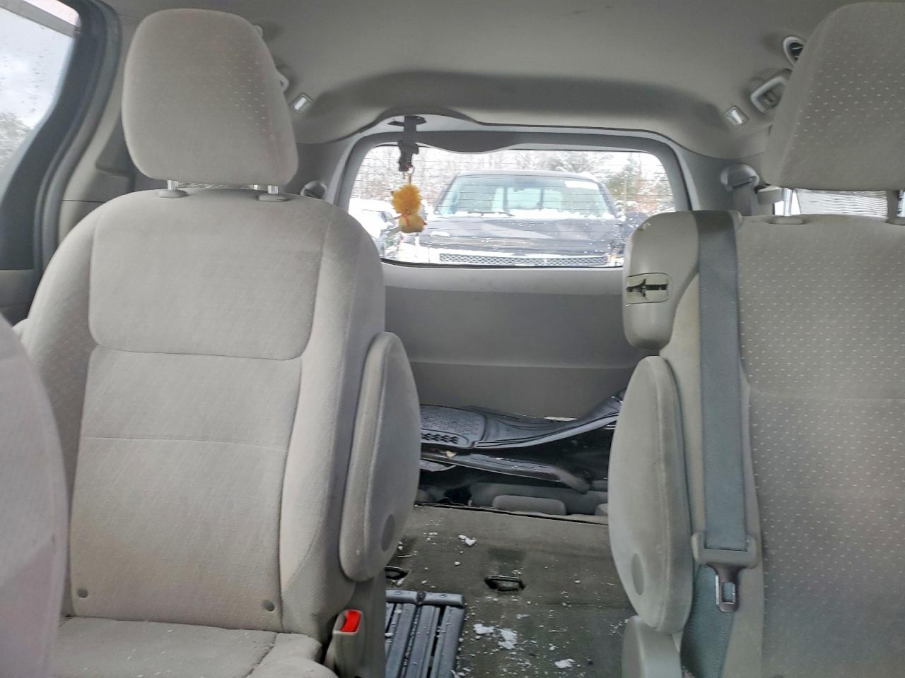 2017 TOYOTA SIENNA LE photo 10