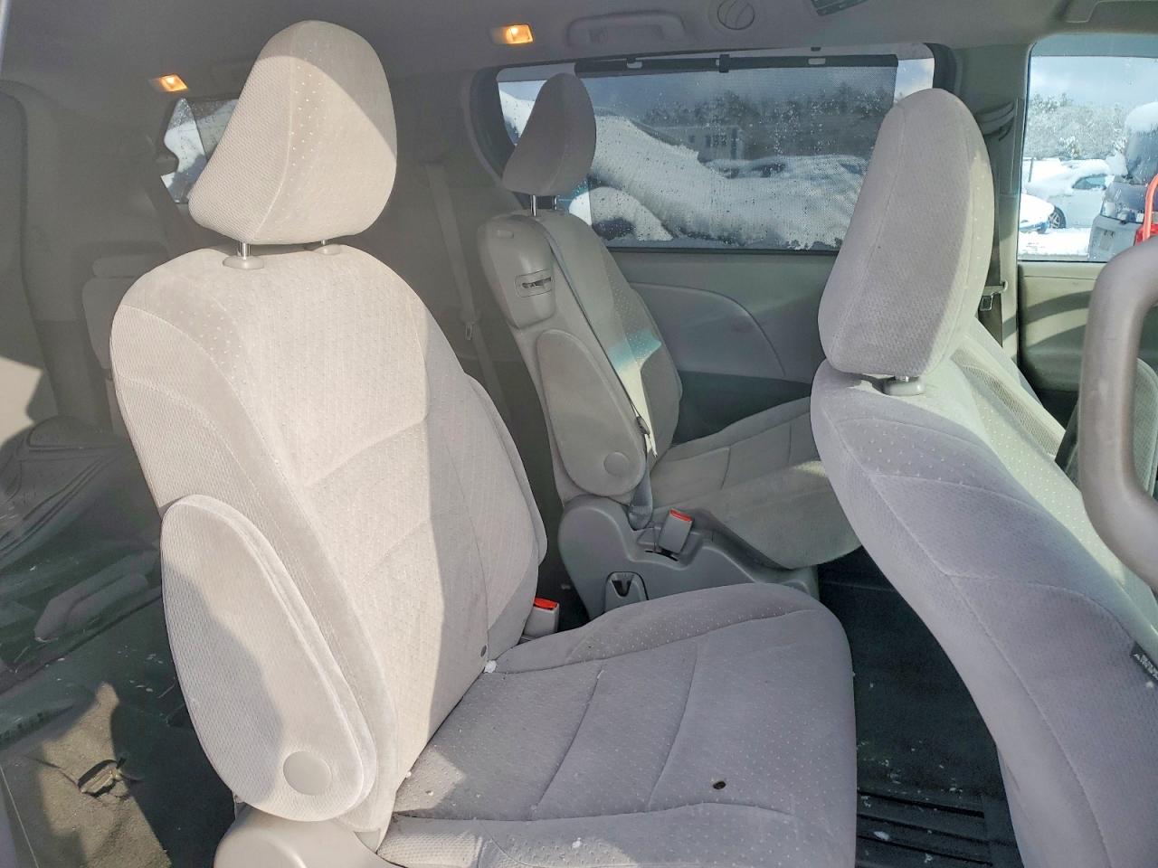 2017 TOYOTA SIENNA LE photo 11