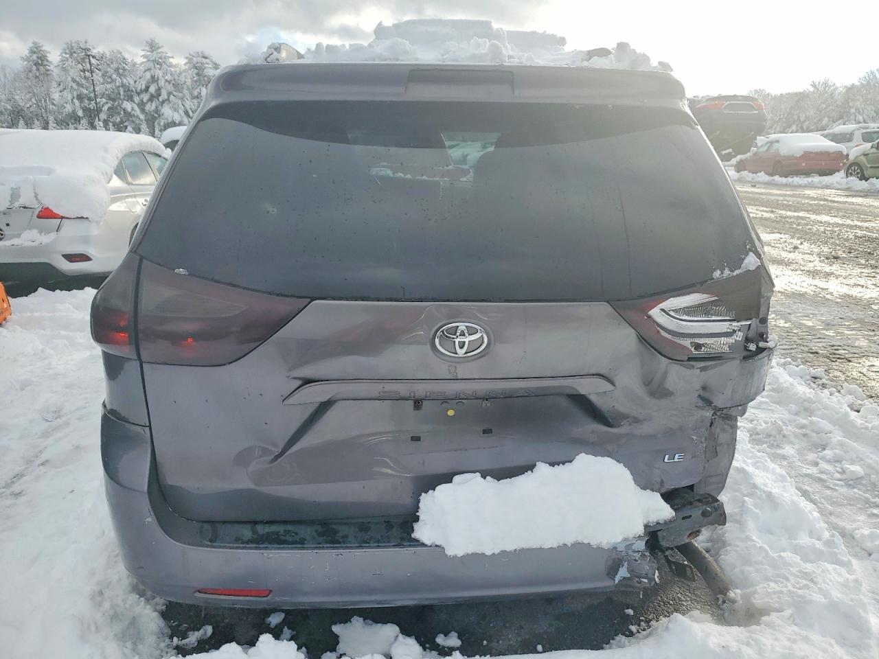 2017 TOYOTA SIENNA LE photo 6