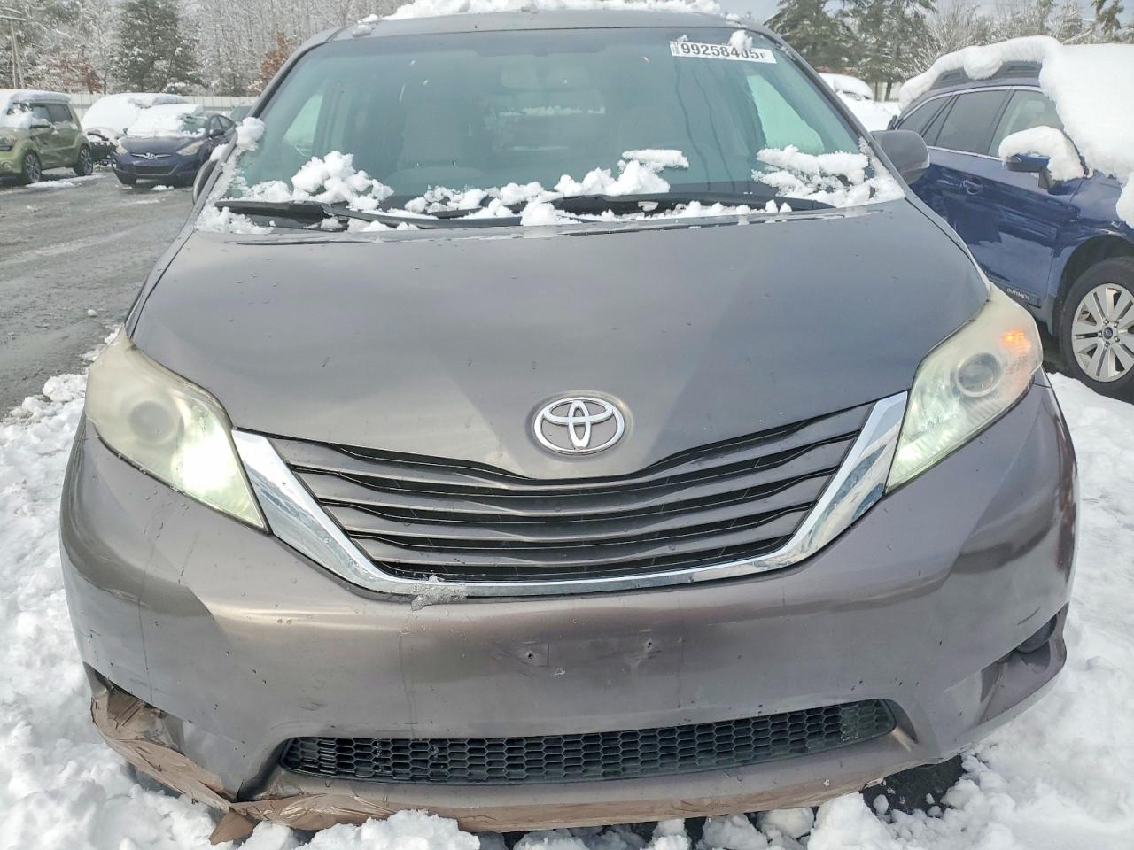 2017 TOYOTA SIENNA LE photo 5