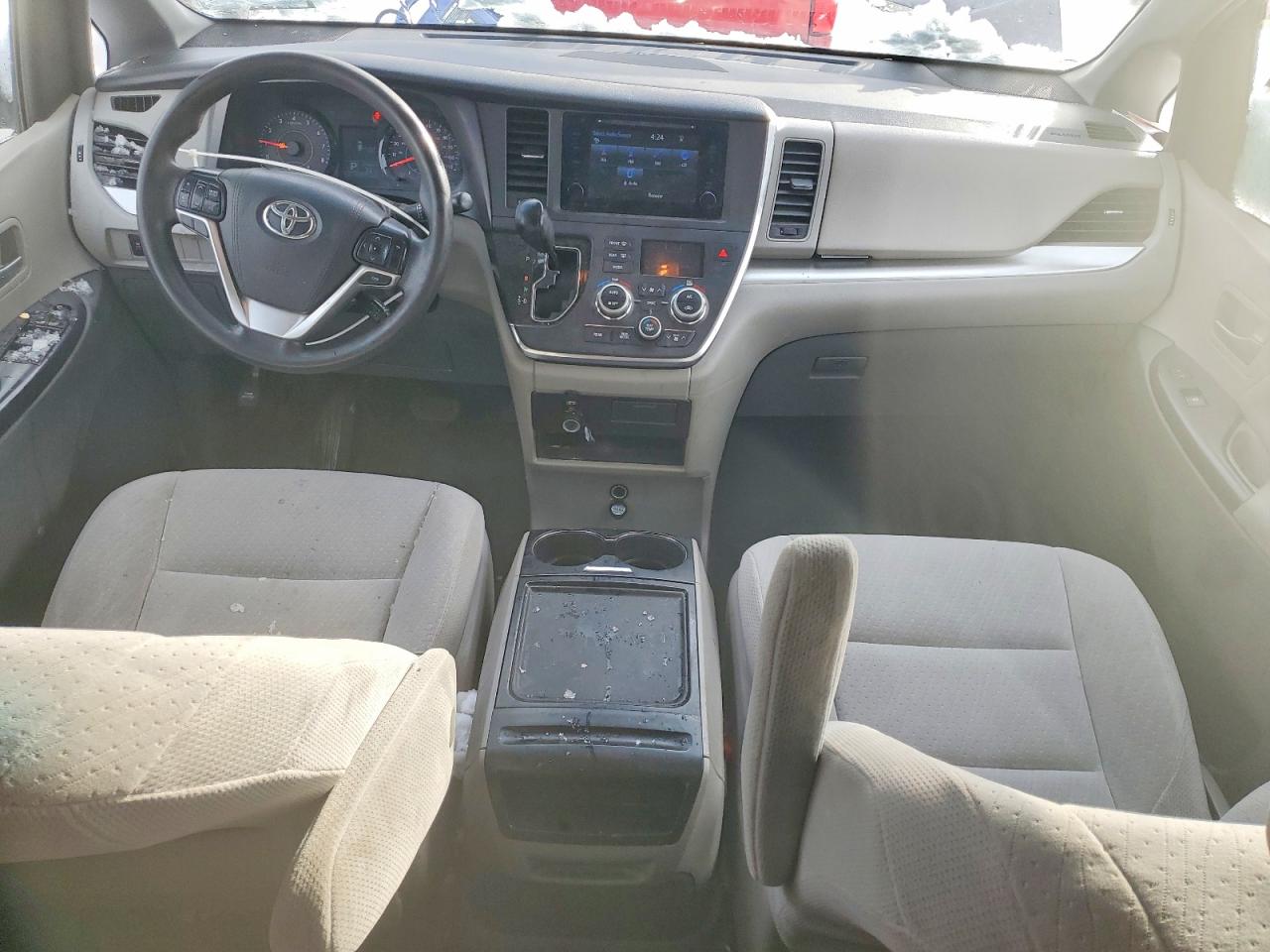 2017 TOYOTA SIENNA LE photo 8