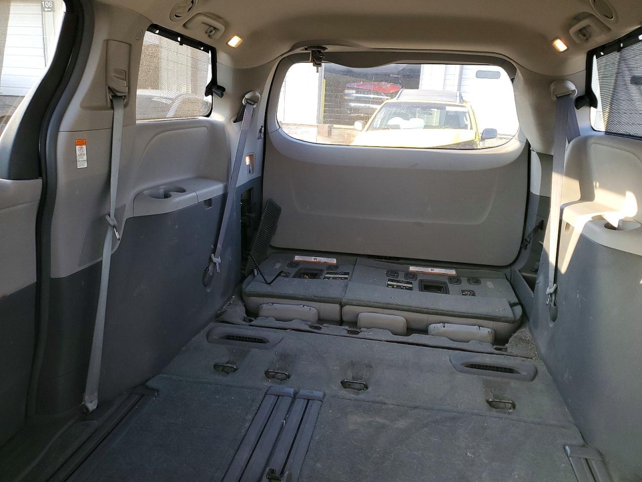 2016 TOYOTA SIENNA XLE photo 10