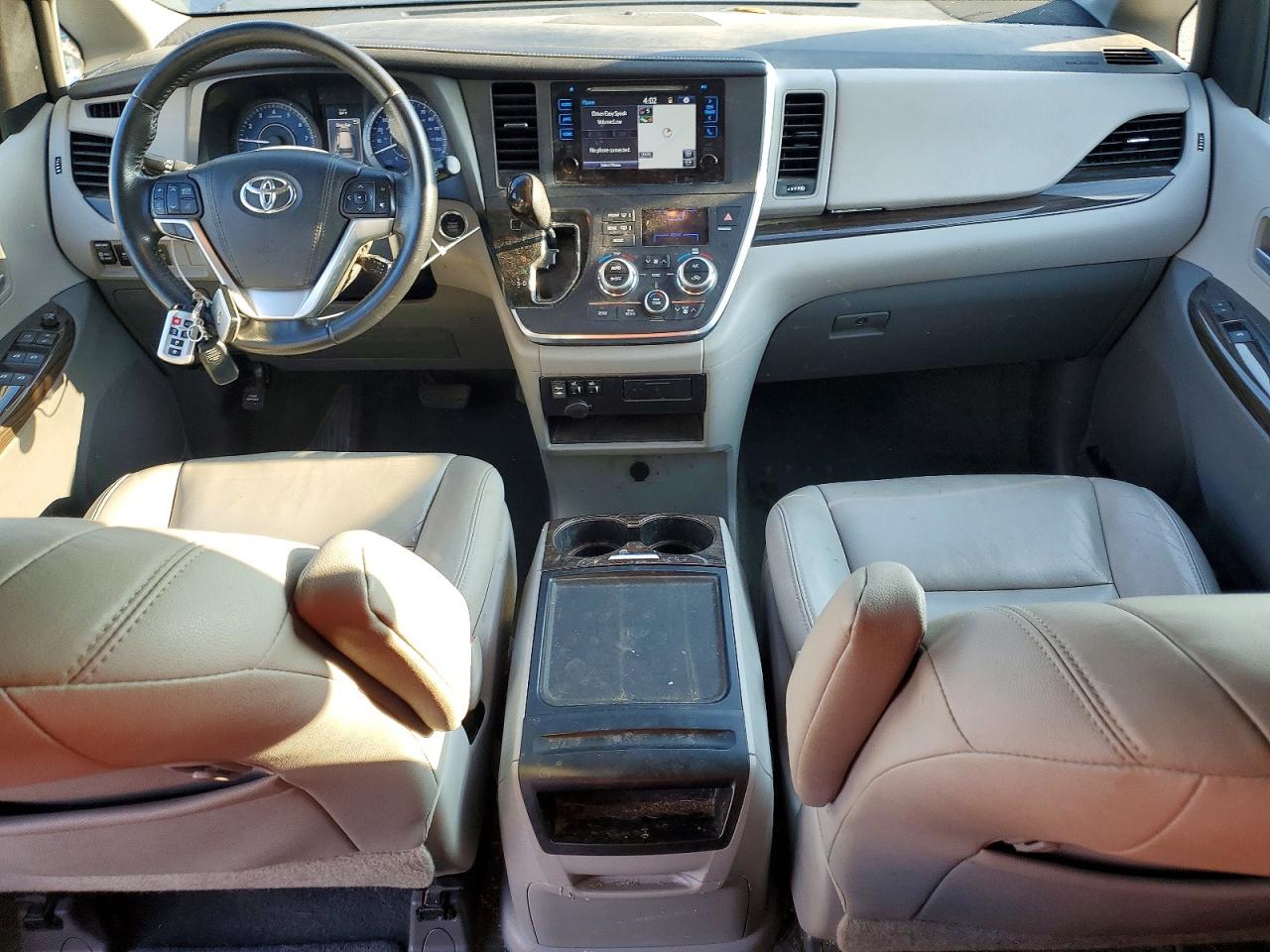 2016 TOYOTA SIENNA XLE photo 8