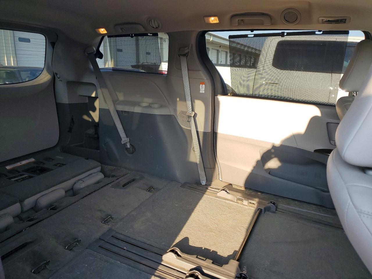 2016 TOYOTA SIENNA XLE photo 11